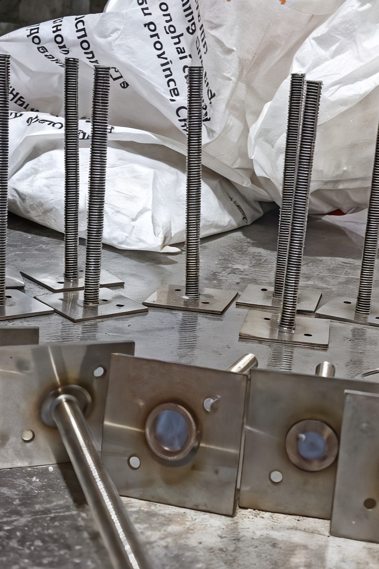 Изготовление кронштейнов и шпилек из нержавеющей стали 